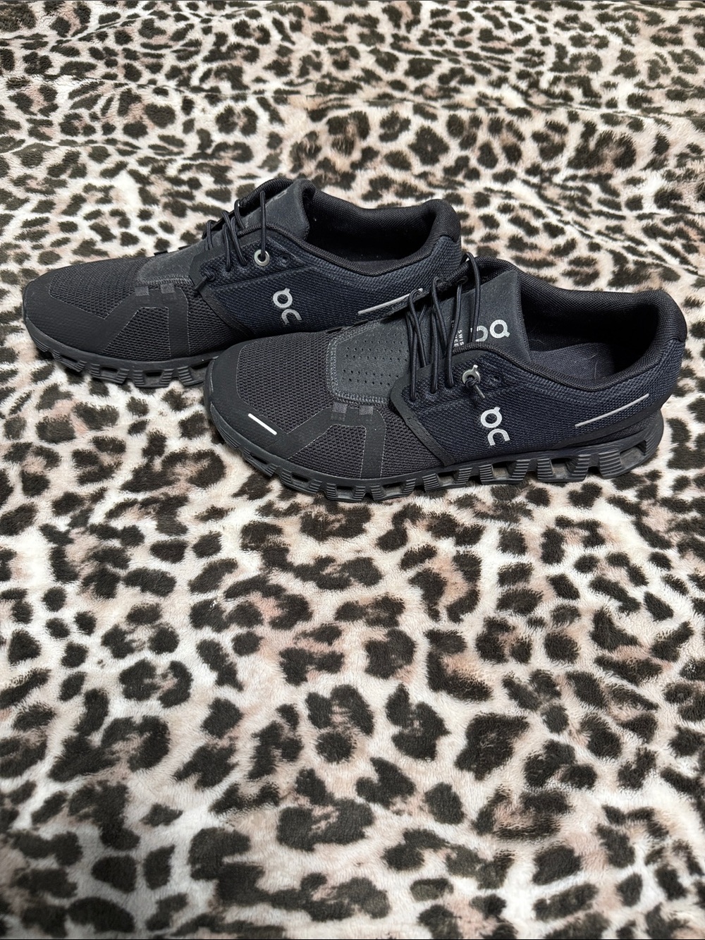 On Running Women's All-Black Trail Sneakers - Picture 3 of 6